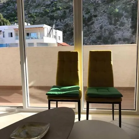 Lovely 3-rooms Unit In
